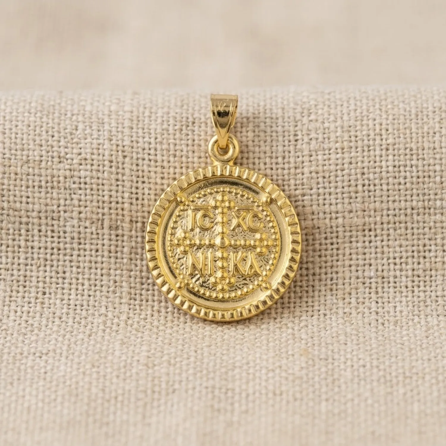 Χρυσό Φυλαχτό Κωνσταντινάτο Κ9 Κυκλικό με Ανάγλυφο Πλαίσιο Μονής Όψης