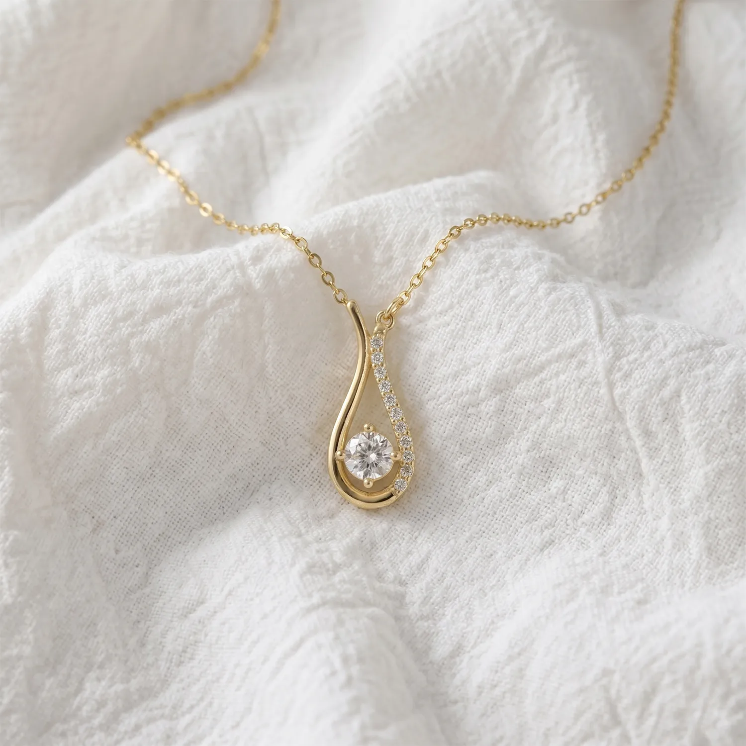 Χρυσό Κολιέ Κ14 "Luminous Drop" με Κεντρικό Ζιργκόν και Καμπυλωτό Σχέδιο